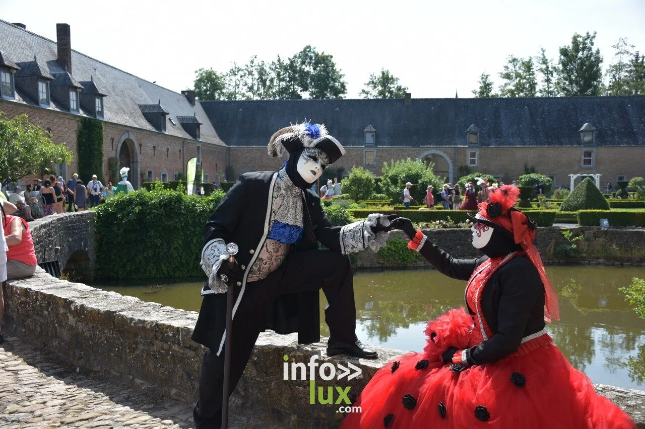 Costumés vénitiens au château de Lavaux-Sainte-Anne
