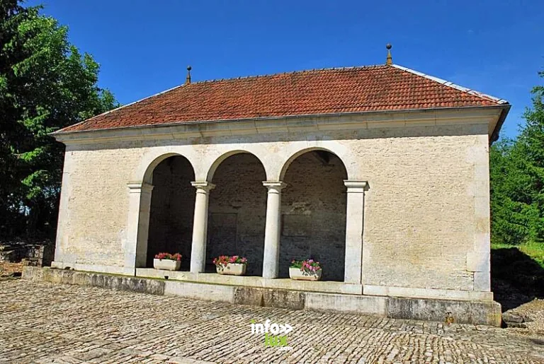 Lavoir de la fontaine du Mont de Perrogney-les-Fontaines