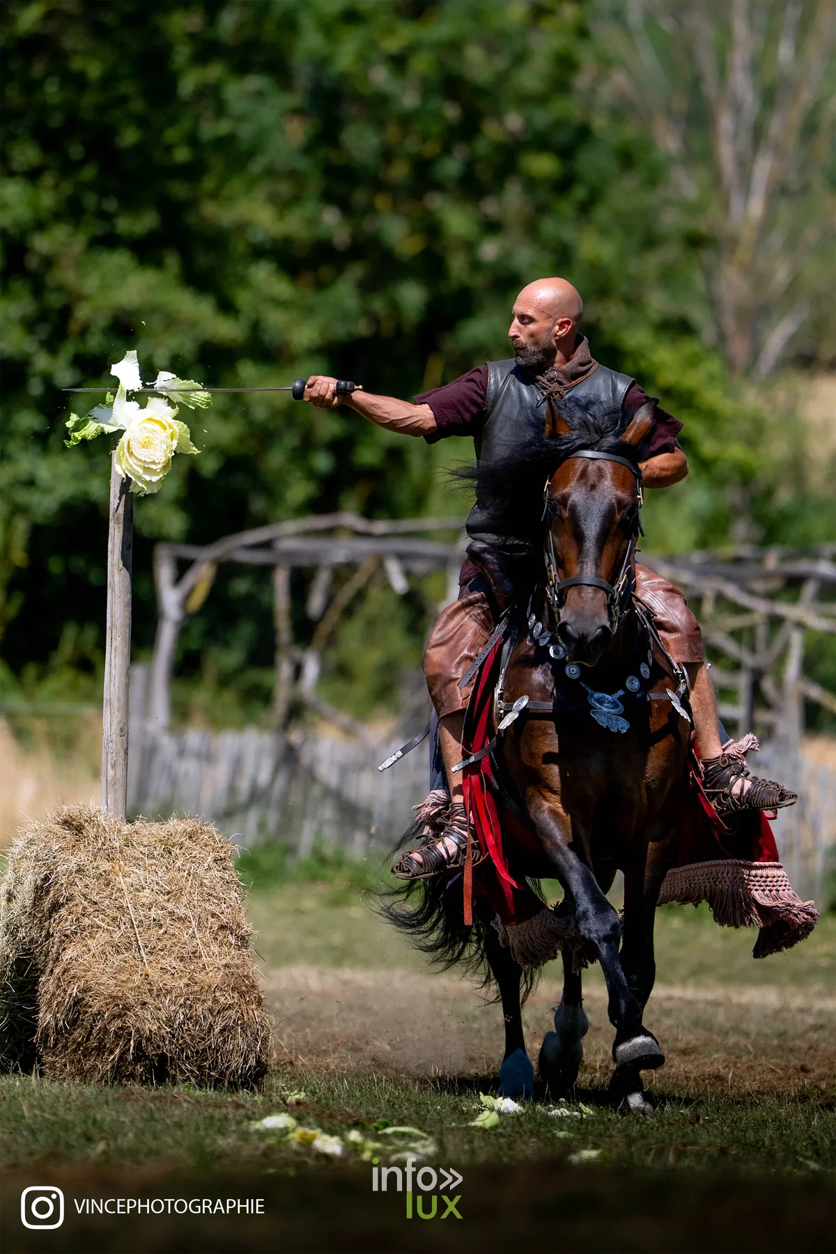Cavalier romain paradant à l'Archéosite de Malagne