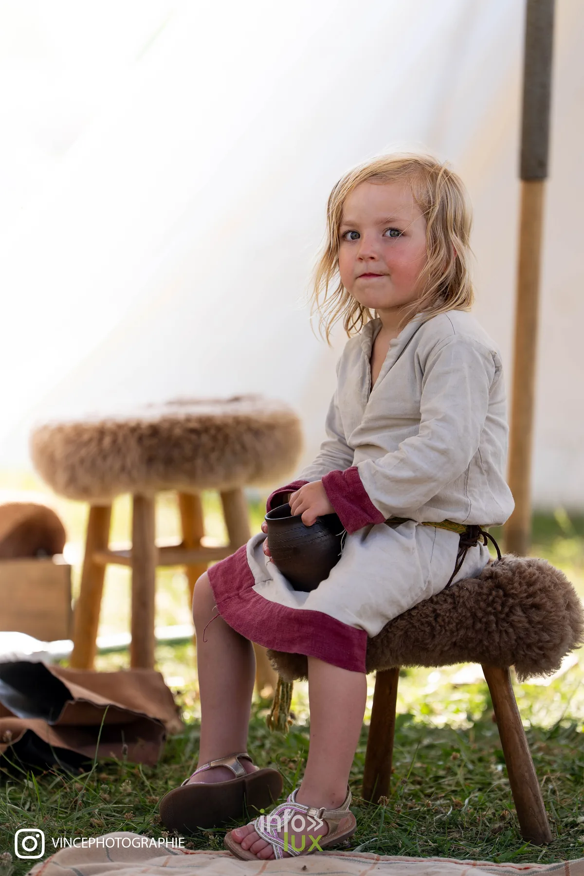 Enfant en costume d'époque sous la tente à Malagne