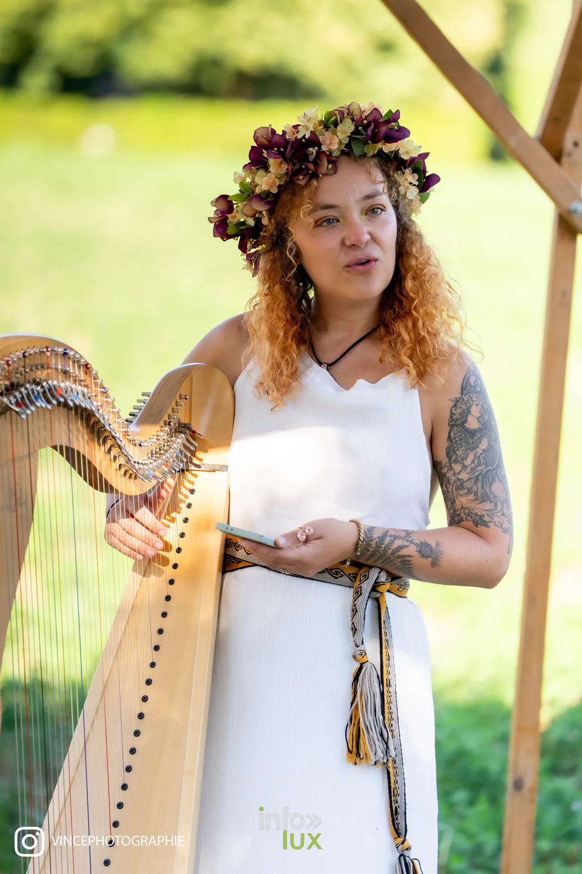 Musicienne à la harpe, couronne de fleurs, à Malagne