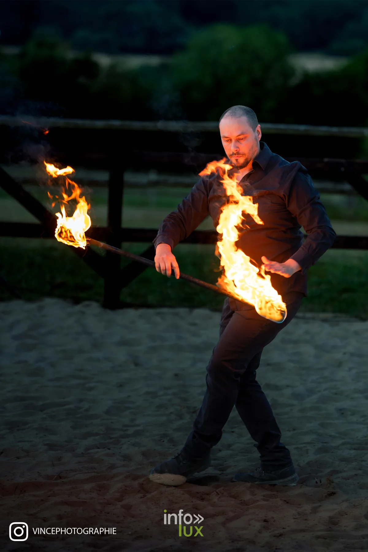 Jongleur de feu au crépuscule à Malagne