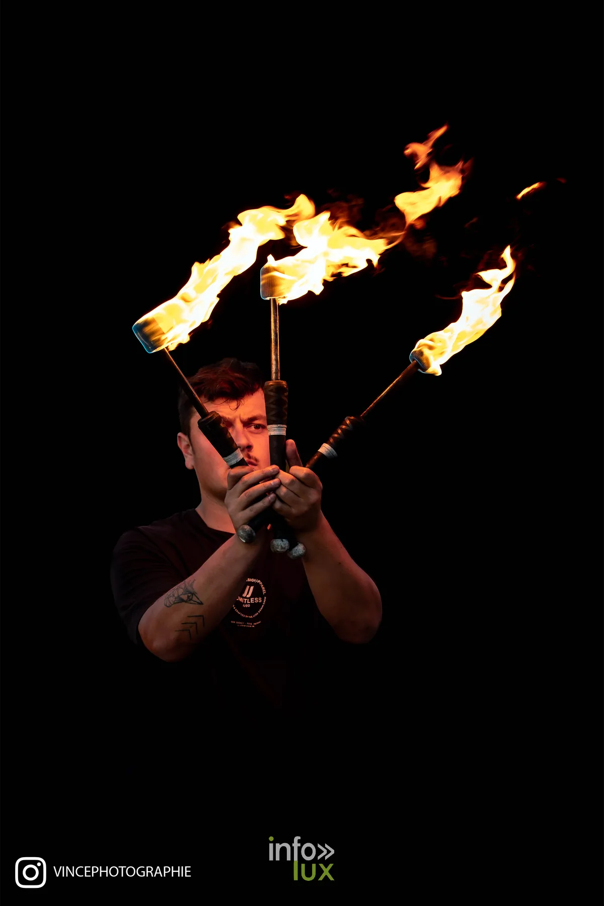 Spectacle de feu de Fire Please dans la nuit de Malagne