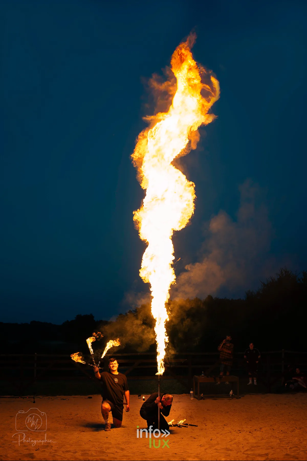 Spectacle de feu du groupe Fire Please à l'Archéosite de Malagne