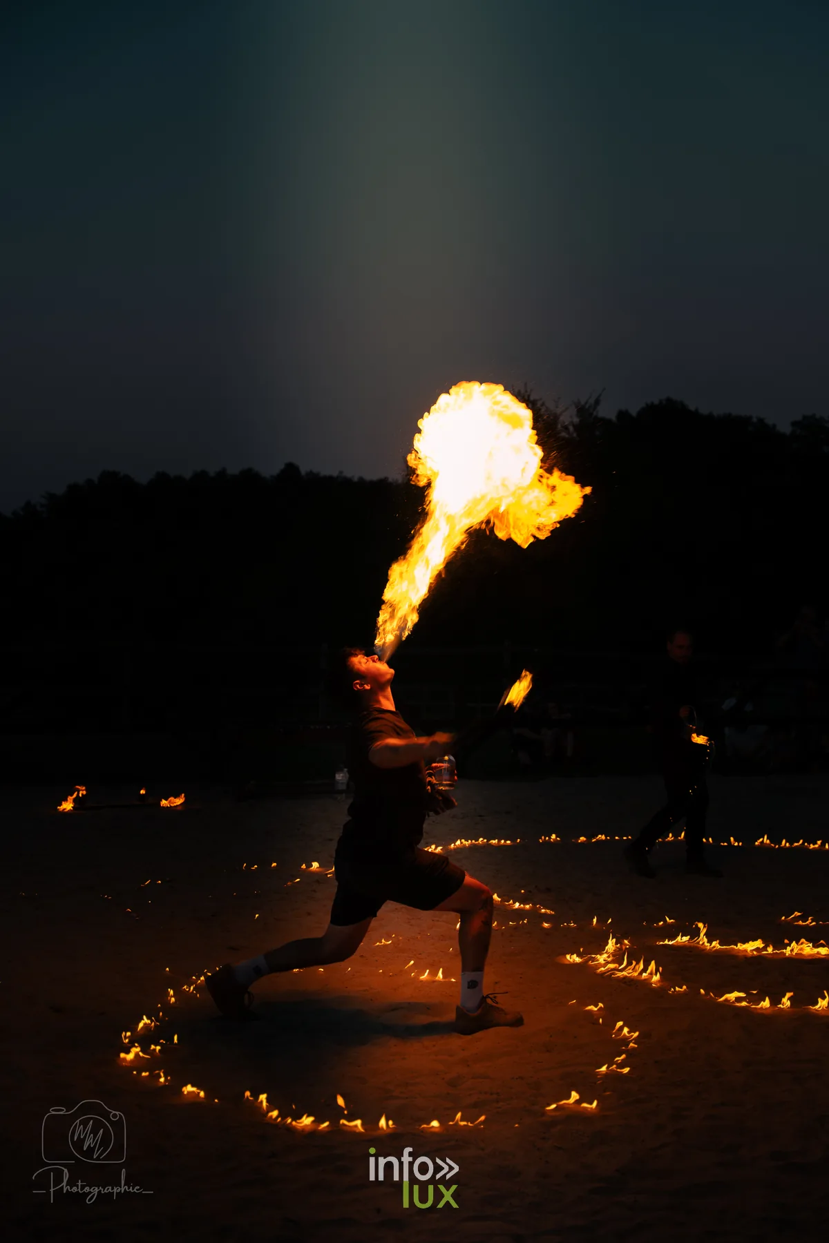 Gerbe de flammes lors du spectacle pyrotechnique Fire Please à Malagne