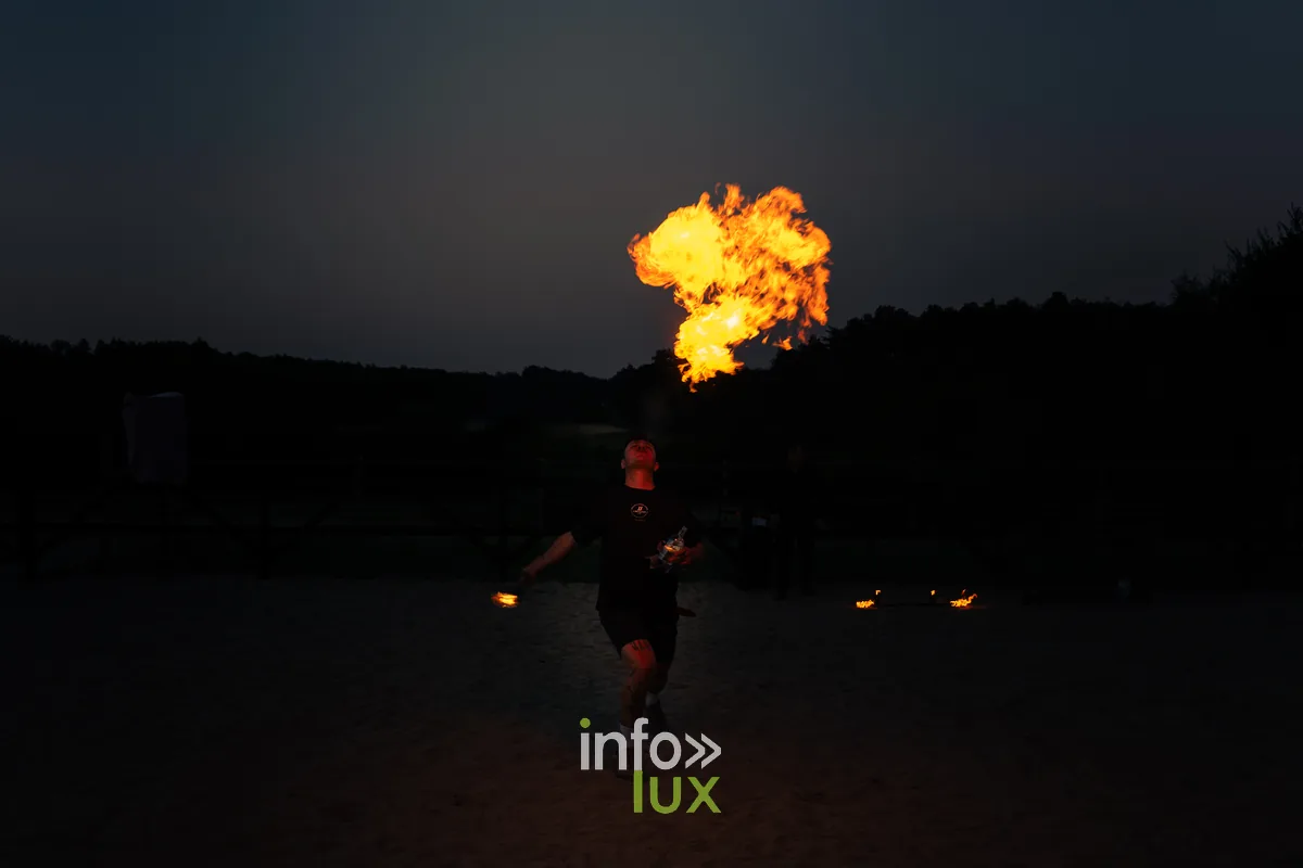 Spectacle de feu nocturne devant la villa gallo-romaine de Malagne