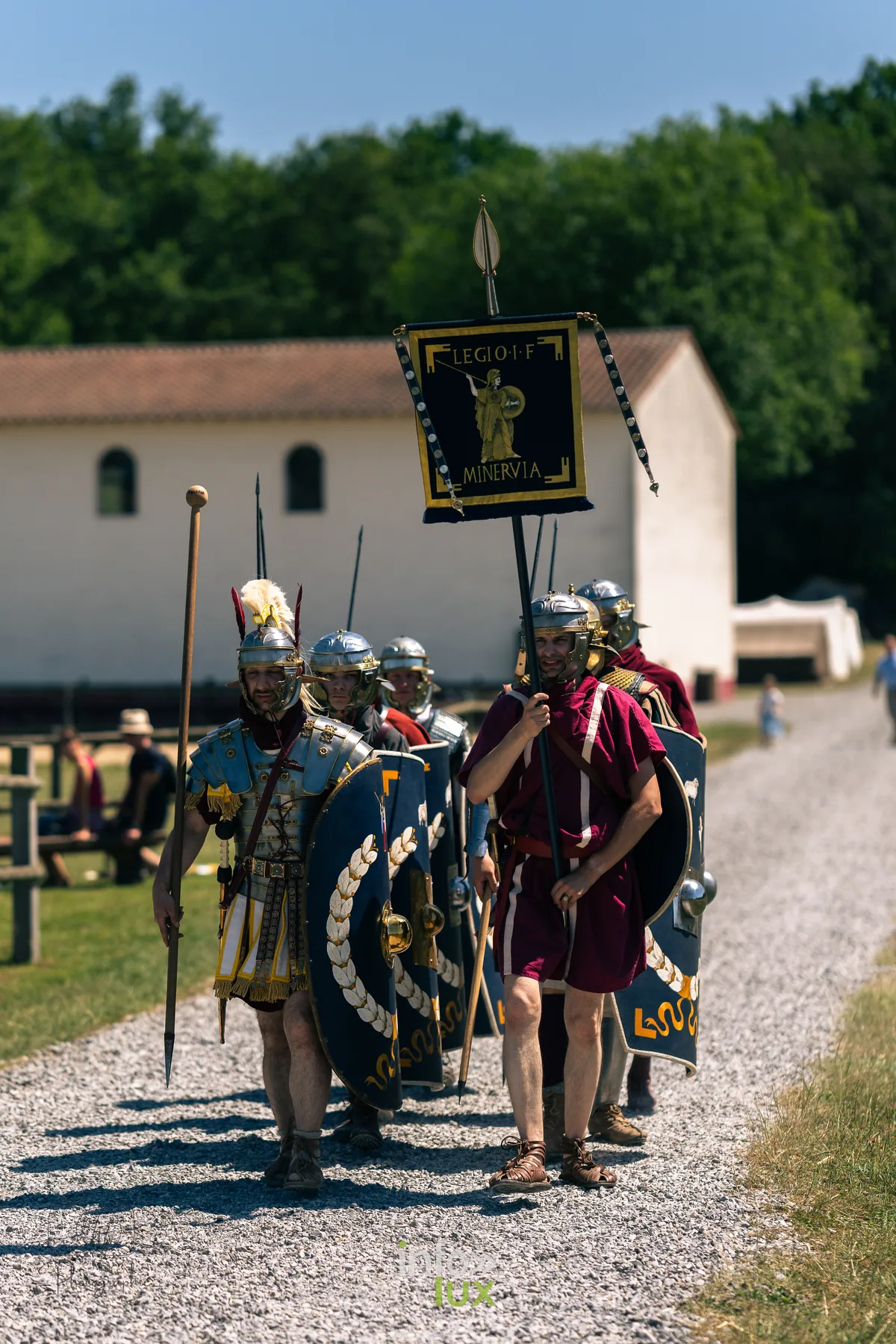 Cavaliers et légionnaires rassemblés dans le parc de Malagne