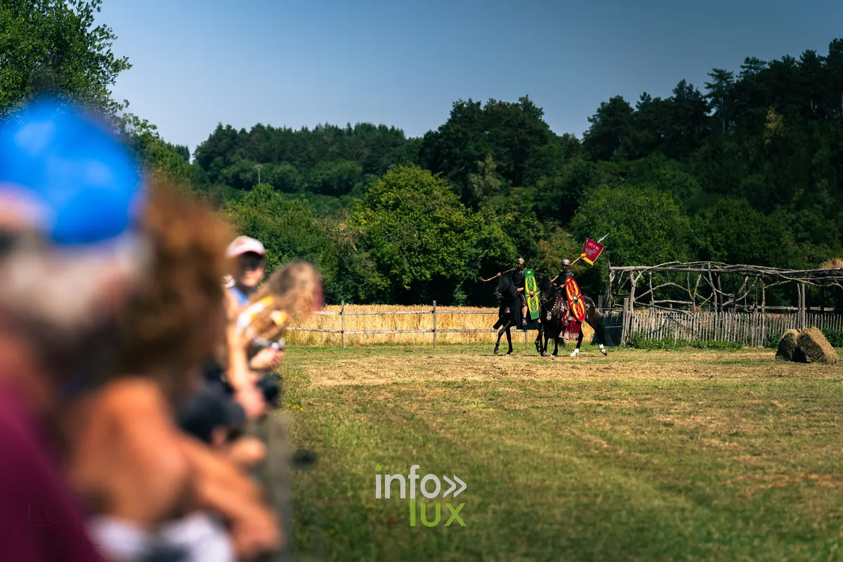 Démonstration de cavalerie dans l'arène de Malagne