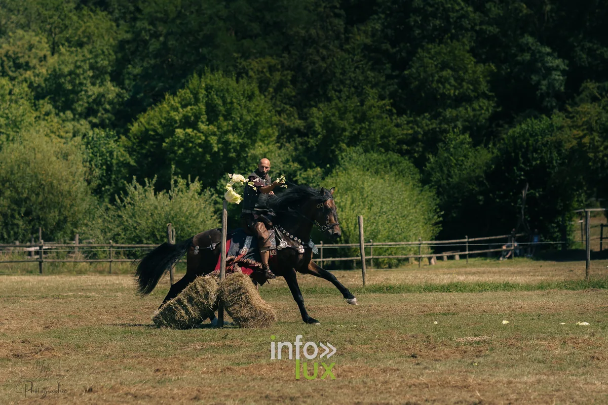 Cavaliers romains en action dans l'arène de Malagne