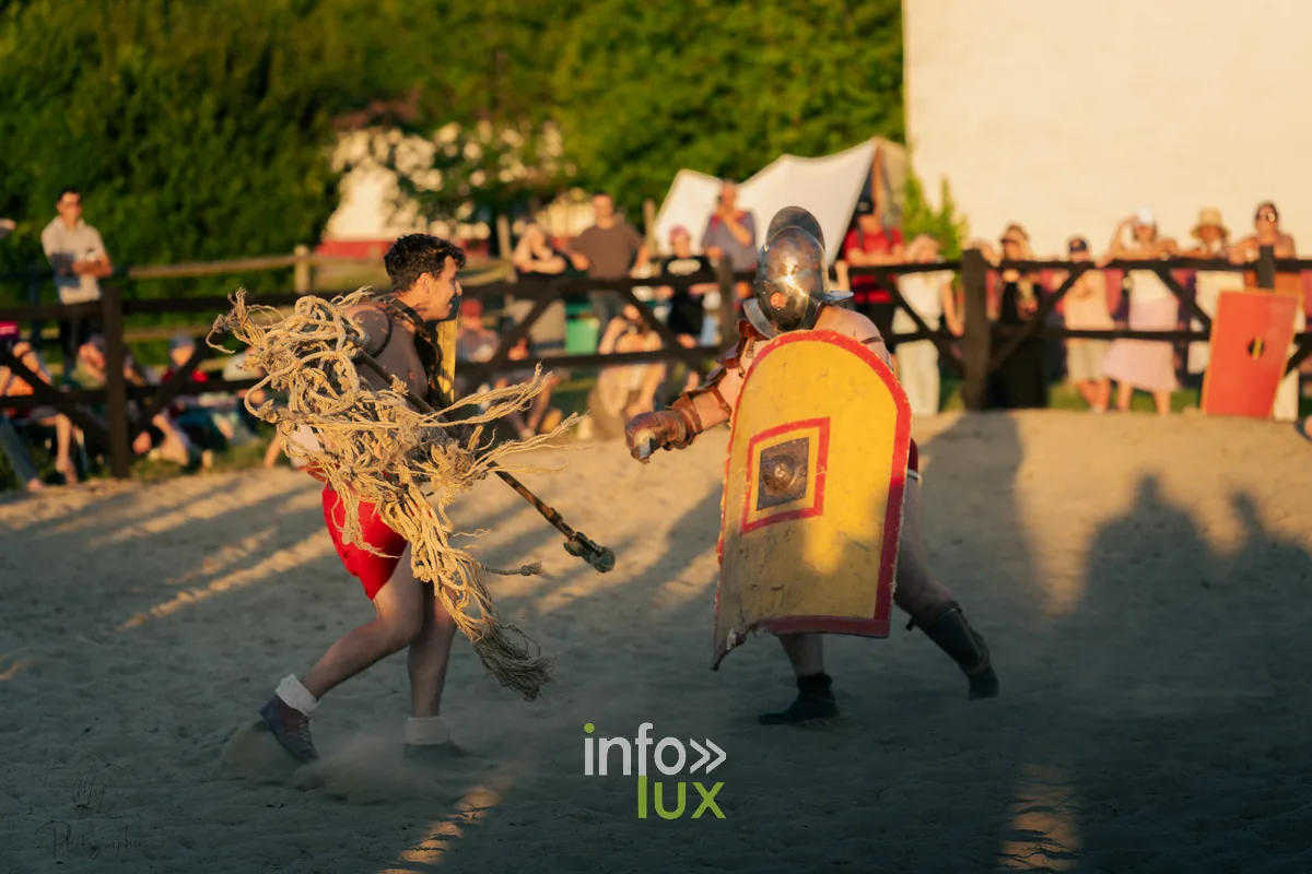 Combat en armes lors du spectacle gallo-romain de Malagne