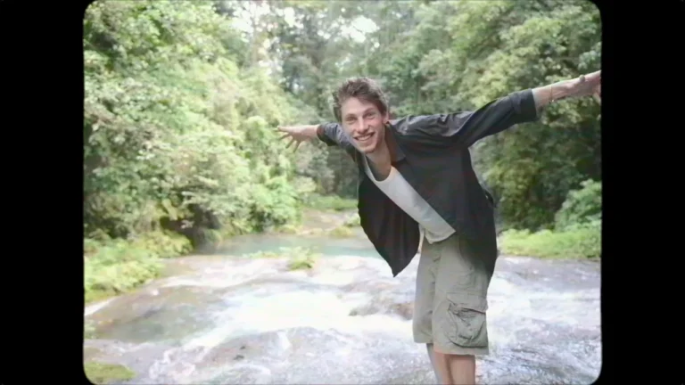 Naâman dans le clip du single posthume Coco Wata