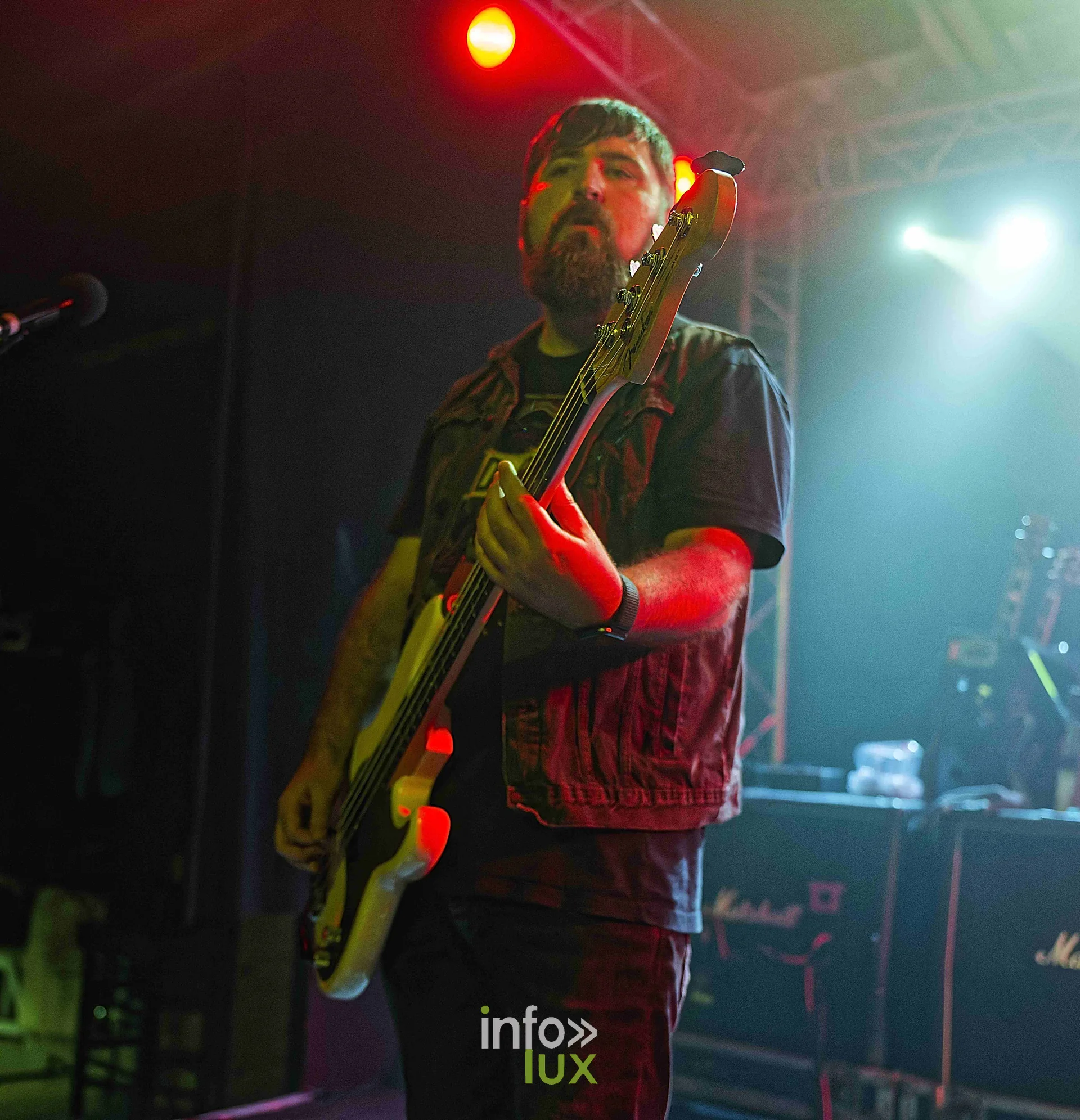 Todd Campbell à la guitare avec Phil Campbell's Bastard Sons