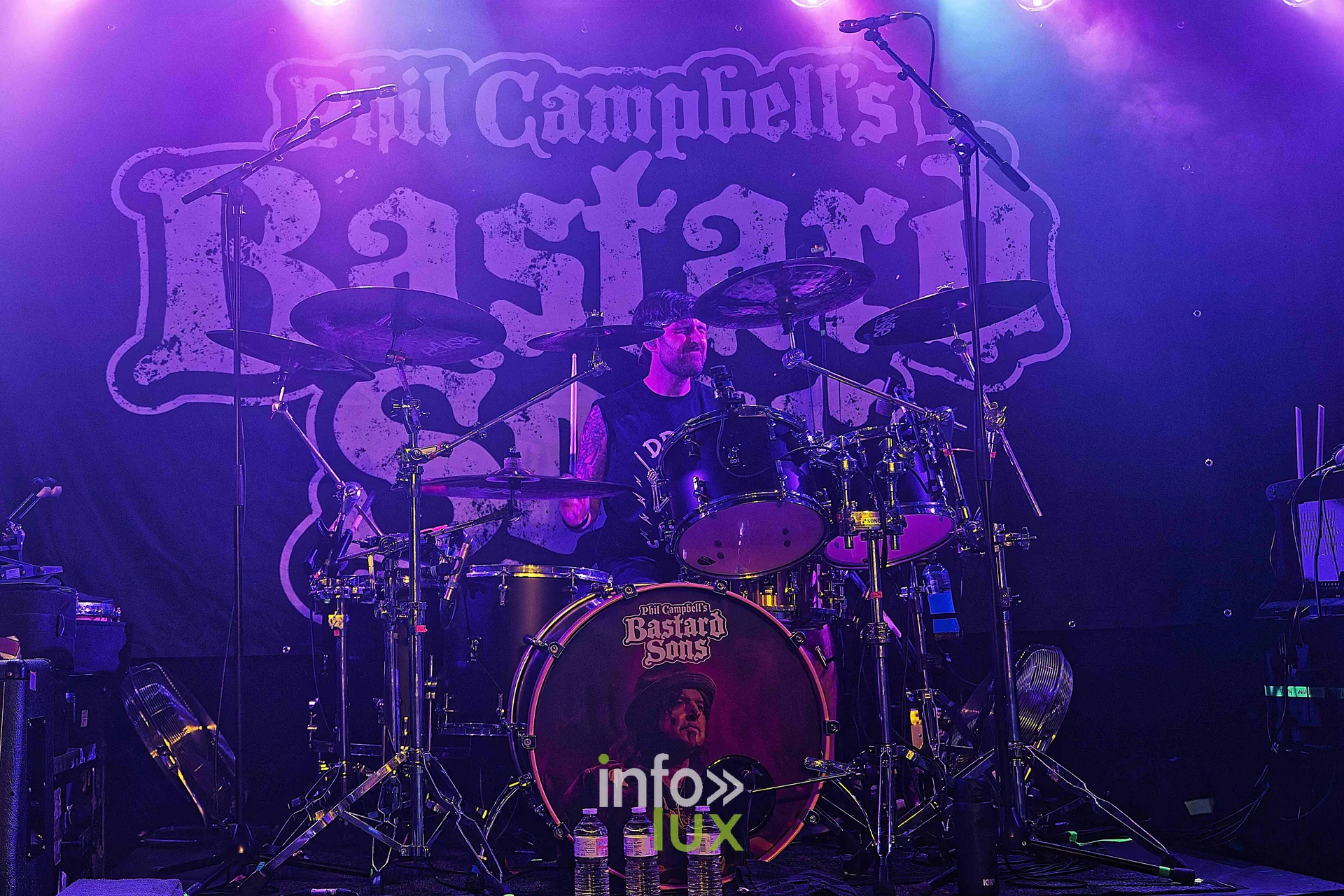 La batterie de Dane Campbell sous le logo Phil Campbell's Bastard Sons