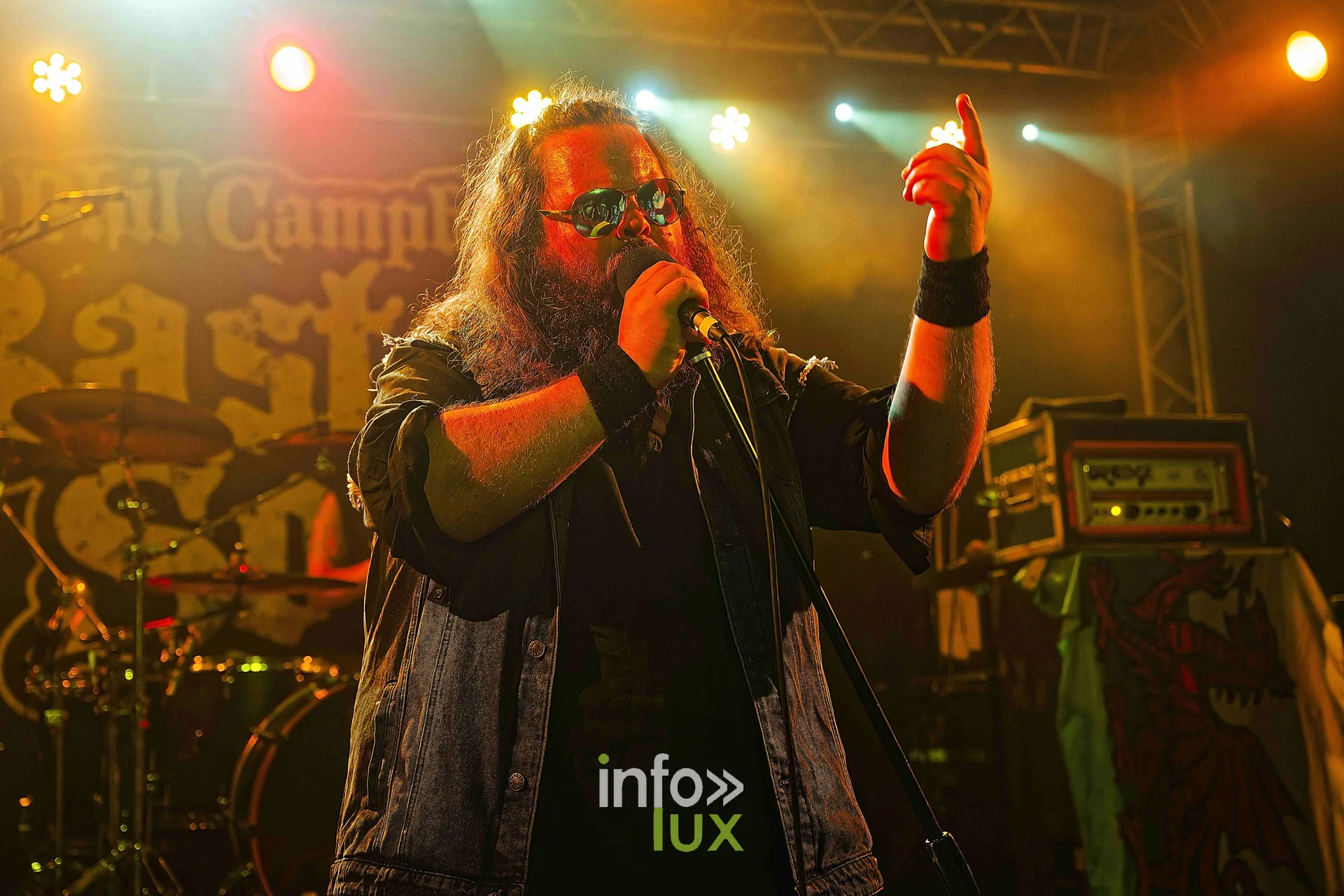 Le public du Zik Zak communie avec Phil Campbell's Bastard Sons