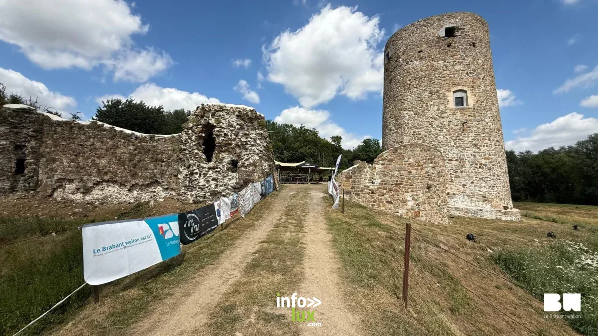 Vue large du donjon de Walhain pendant Place aux Artistes