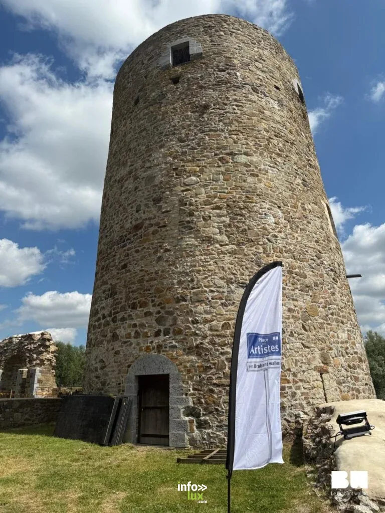 Le donjon de Walhain pavoise aux couleurs de Place aux Artistes en Brabant wallon