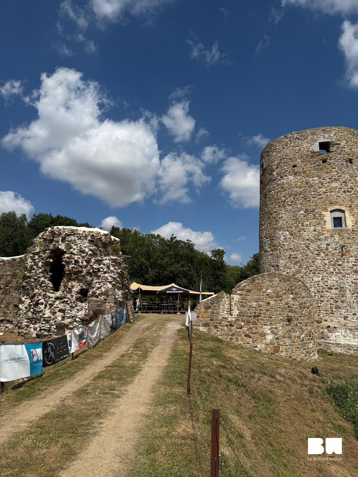 Le site du donjon de Walhain aménagé pour Place aux Artistes