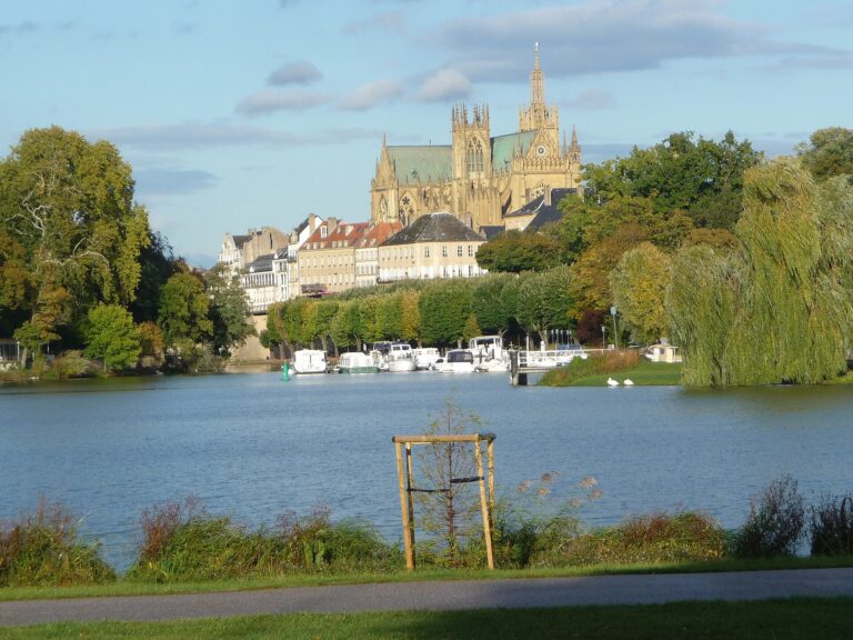 Plan d’eau de Metz : se baigner en pleine ville face à la cathédrale