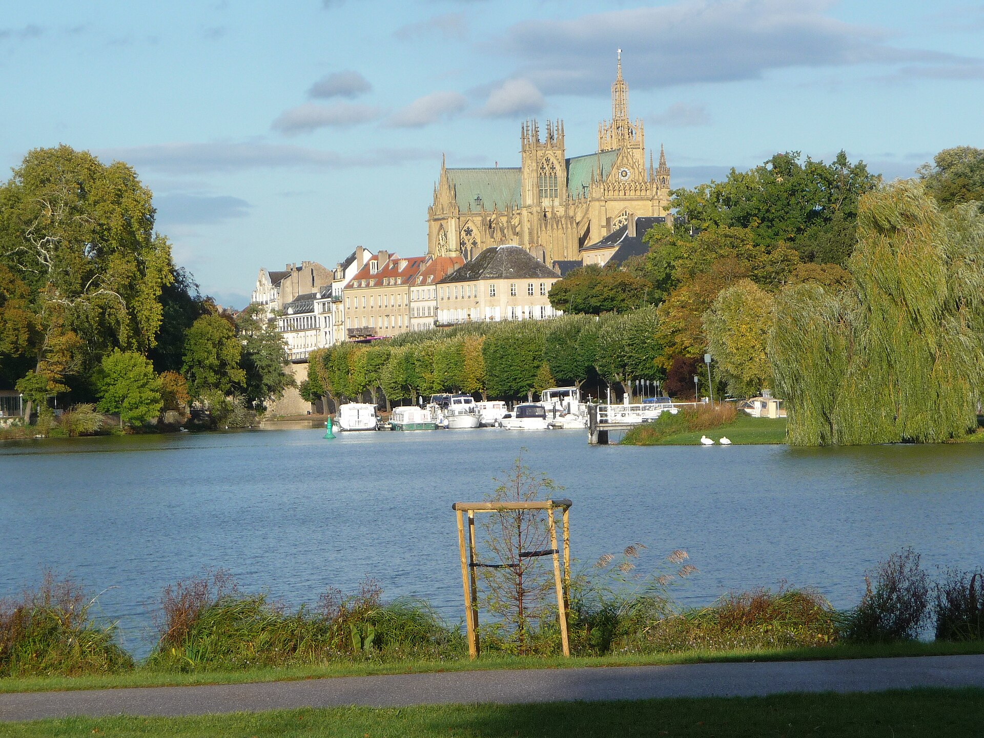 Plan d'eau de Metz avec la cathédrale Saint-Étienne en fond Plan d'eau de Metz avec la cathédrale Saint-Étienne en fond