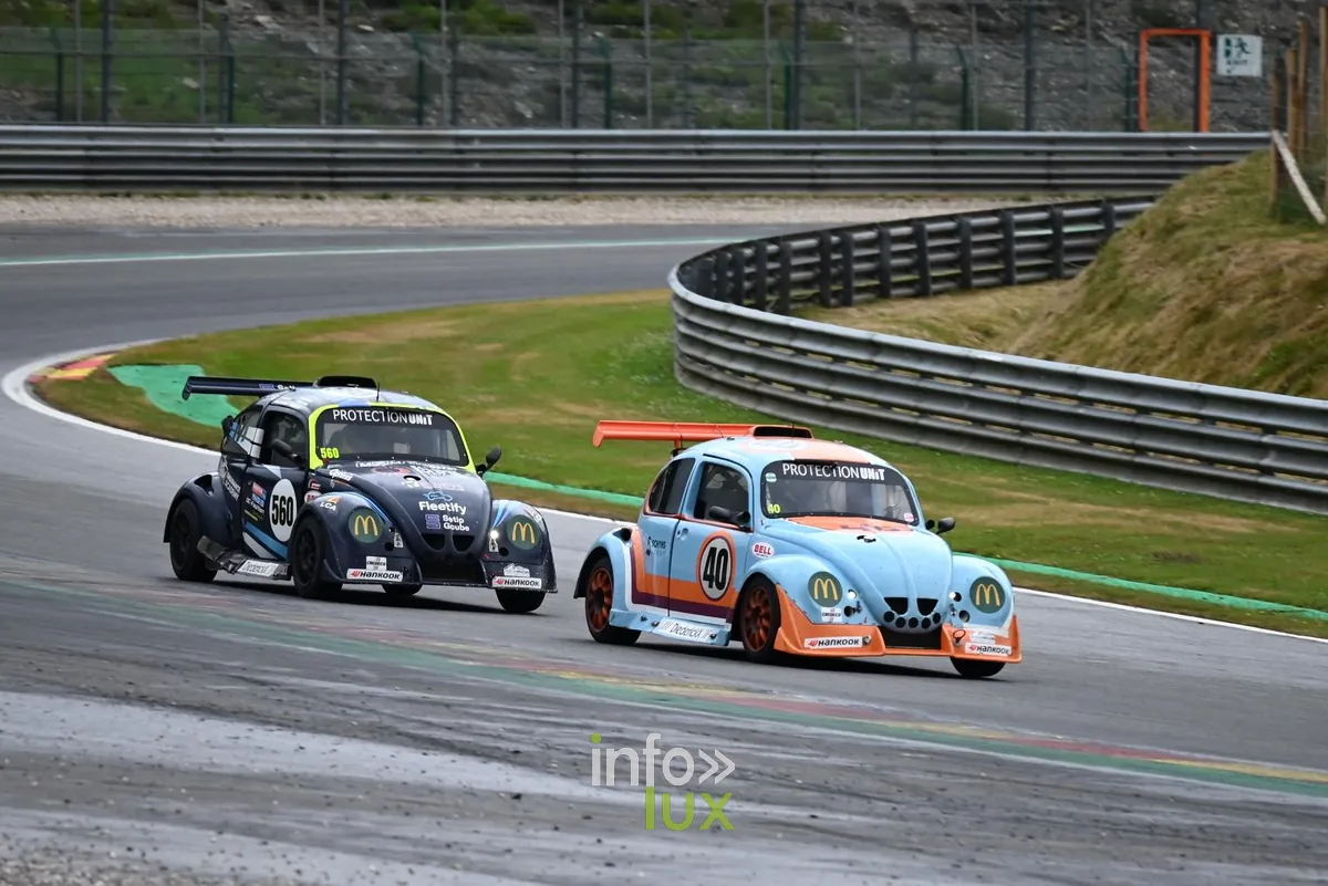 Duel entre deux Fun Cup dans un virage des Ardennes, 25 Heures Fun Cup 2026 a Spa-Francorchamps