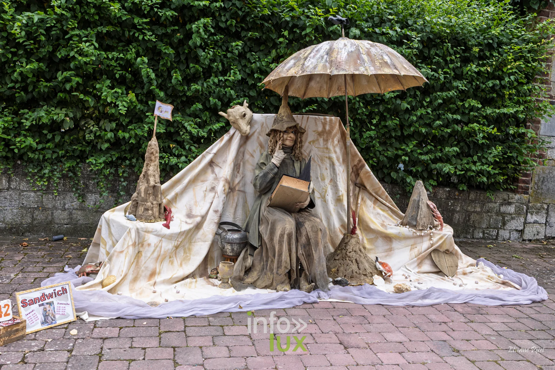 Statue vivante au festival Statues en Marche 2026 a Marche-en-Famenne, photo Etienne Pixel