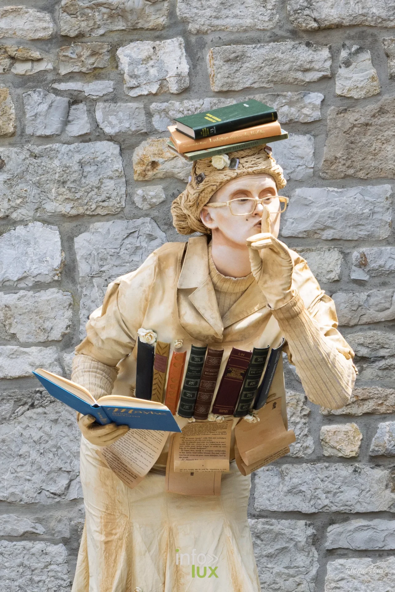 Statue vivante au festival Statues en Marche 2026 a Marche-en-Famenne, photo Etienne Pixel