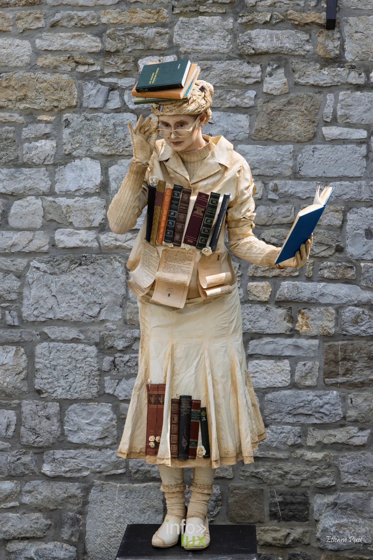 Statue vivante au festival Statues en Marche 2026 a Marche-en-Famenne, photo Etienne Pixel