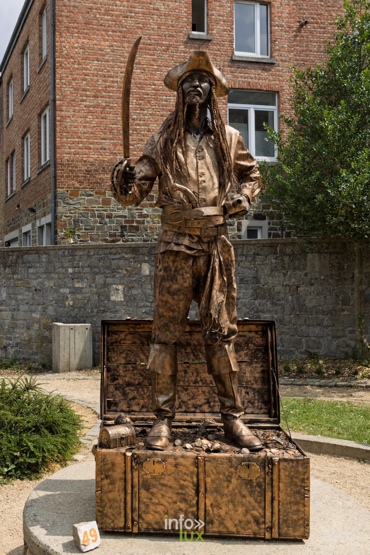 Statue vivante au festival Statues en Marche 2026 a Marche-en-Famenne, photo Etienne Pixel