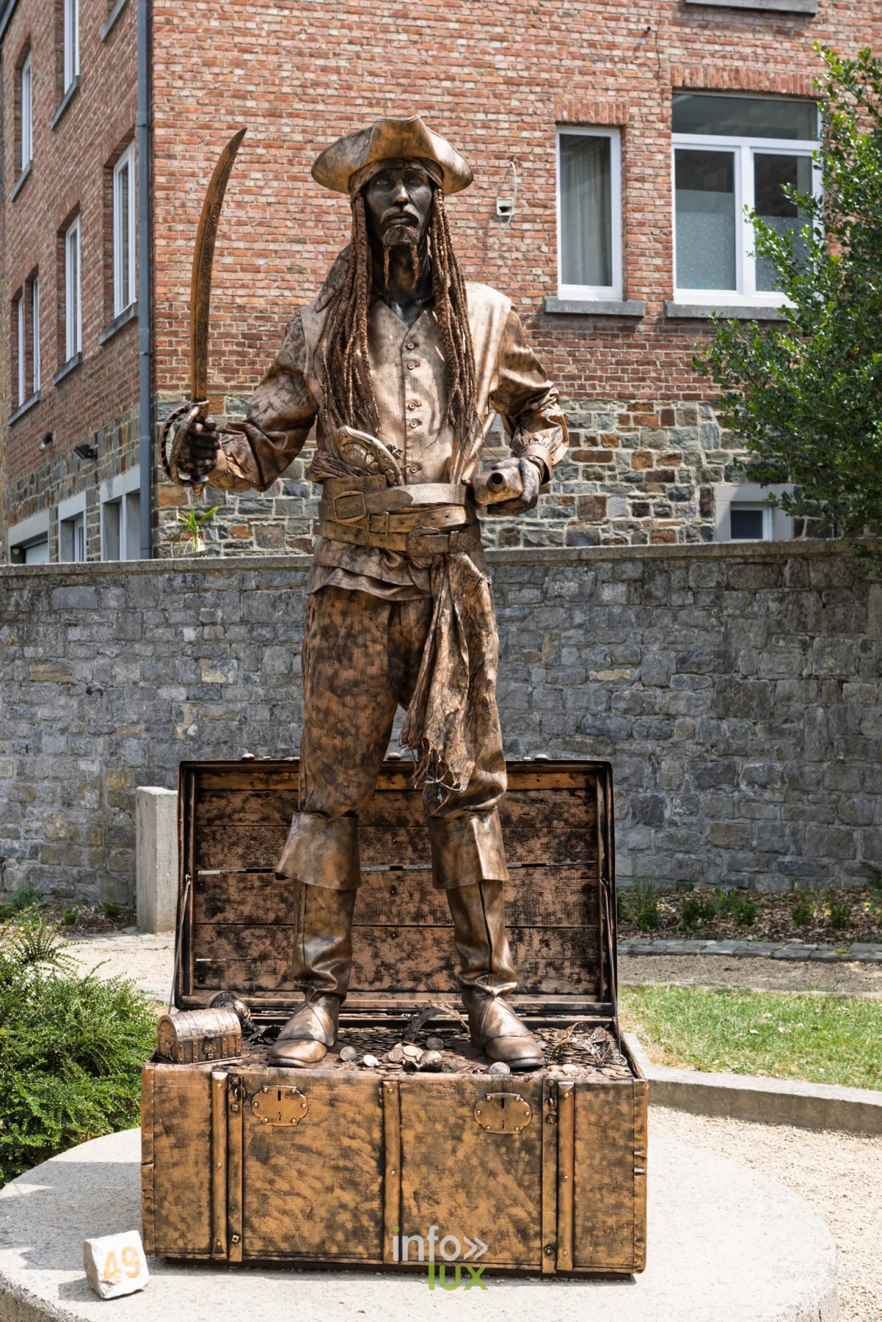 Statue vivante au festival Statues en Marche 2026 a Marche-en-Famenne, photo Etienne Pixel