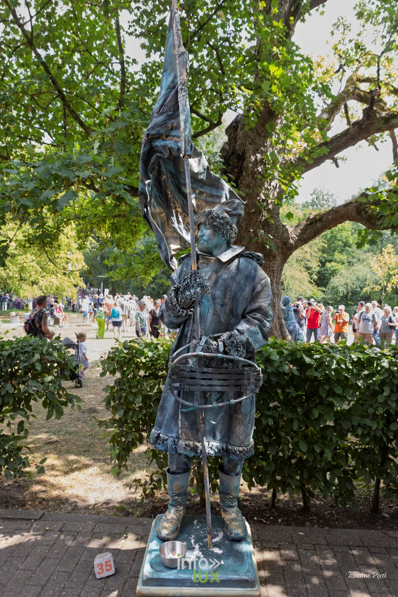 Statue vivante au festival Statues en Marche 2026 a Marche-en-Famenne, photo Etienne Pixel