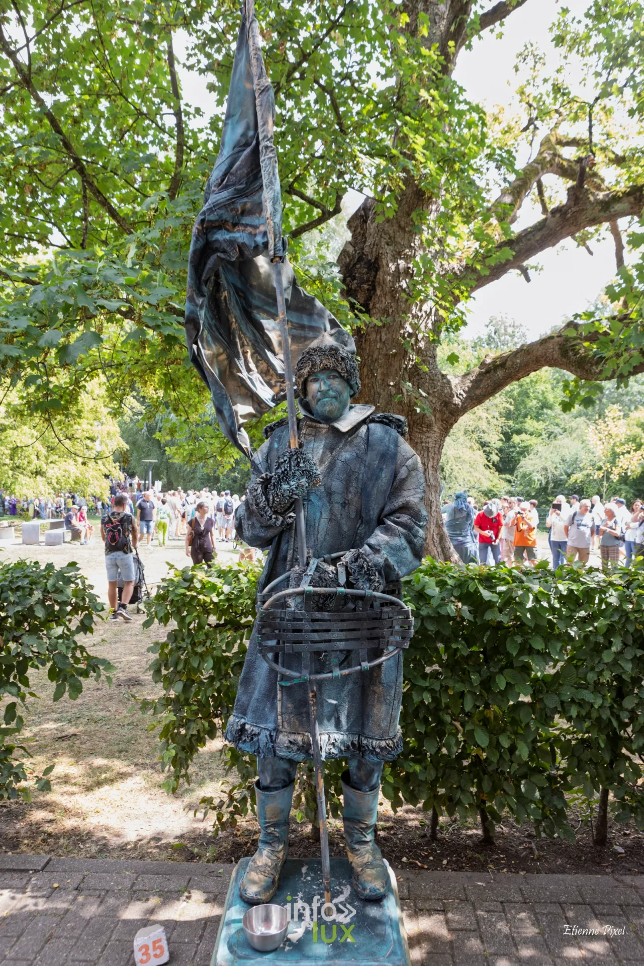 Statue vivante au festival Statues en Marche 2026 a Marche-en-Famenne, photo Etienne Pixel