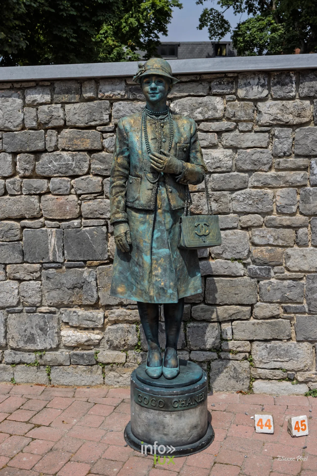 Statue vivante au festival Statues en Marche 2026 a Marche-en-Famenne, photo Etienne Pixel