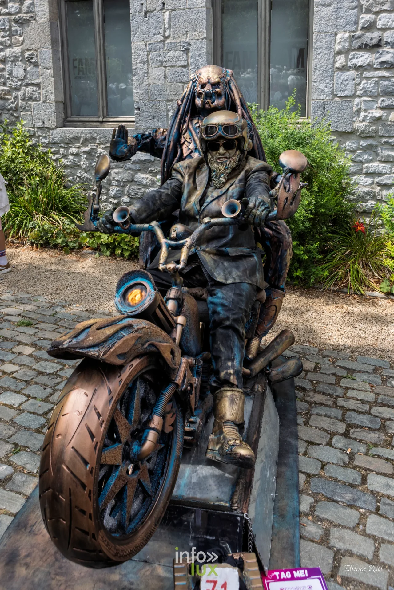 Statue vivante au festival Statues en Marche 2026 a Marche-en-Famenne, photo Etienne Pixel
