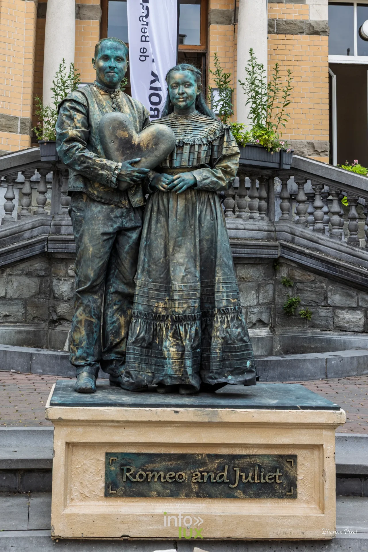 Statue vivante au festival Statues en Marche 2026 a Marche-en-Famenne, photo Etienne Pixel
