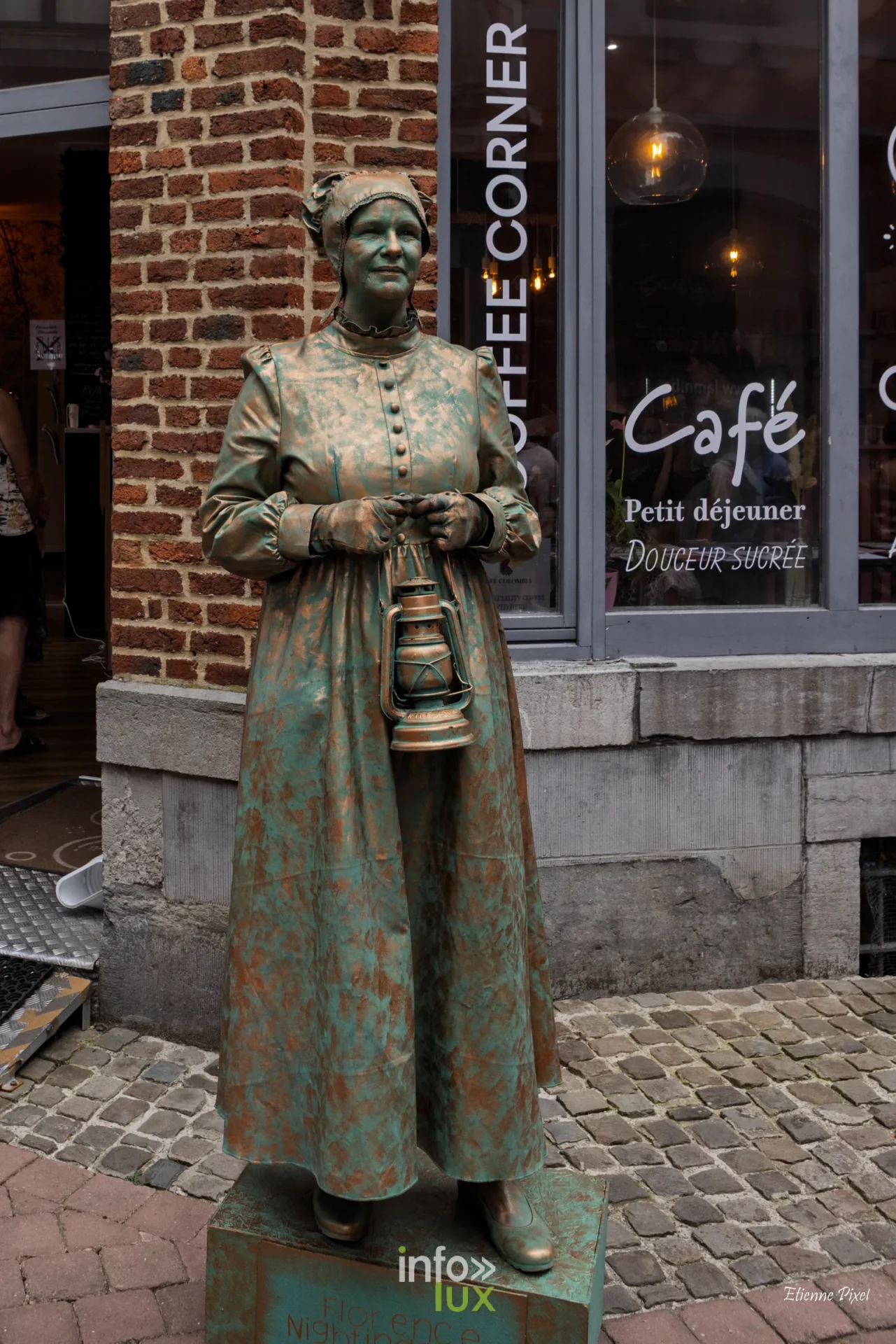Statue vivante au festival Statues en Marche 2026 a Marche-en-Famenne, photo Etienne Pixel