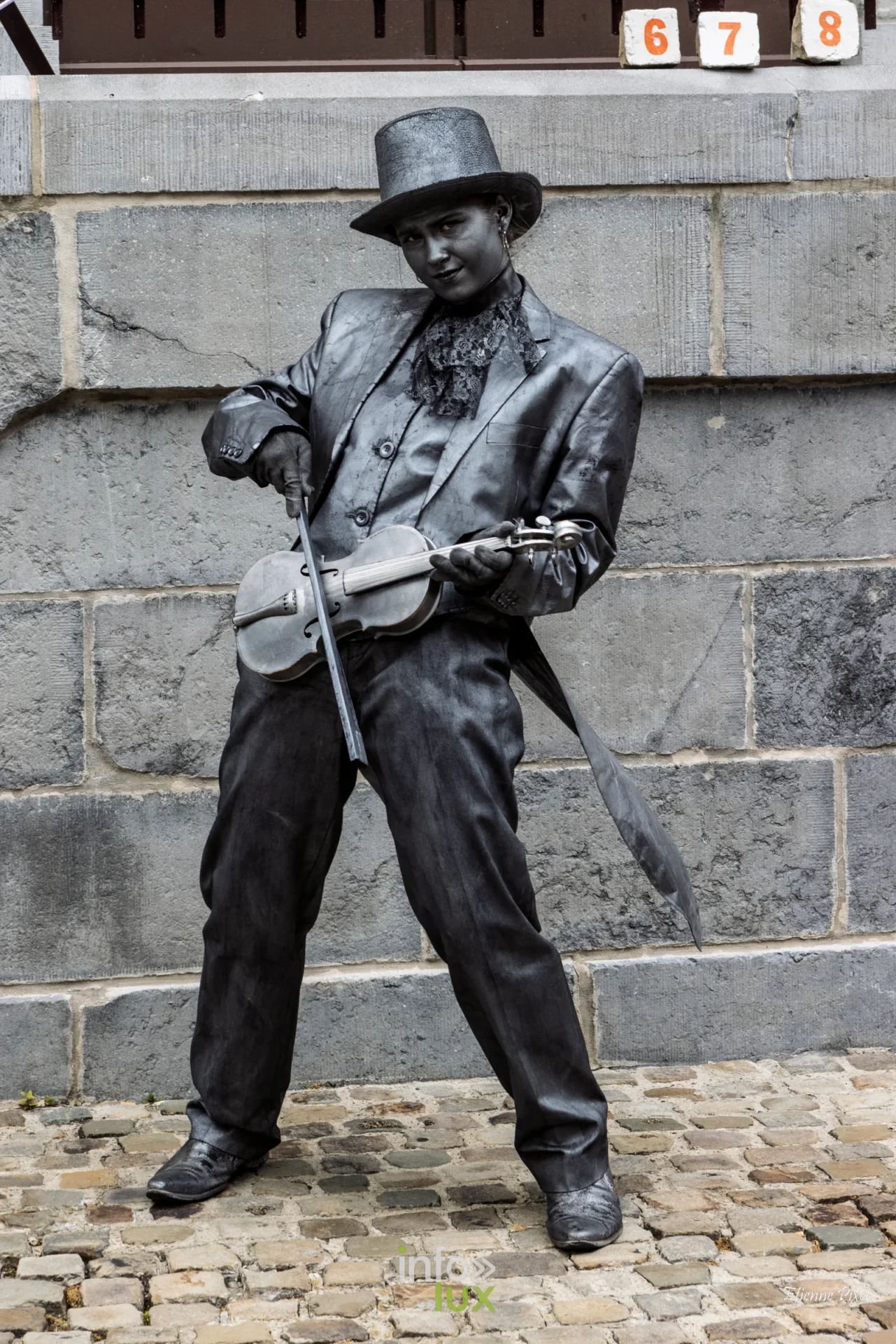 Statue vivante au festival Statues en Marche 2026 a Marche-en-Famenne, photo Etienne Pixel