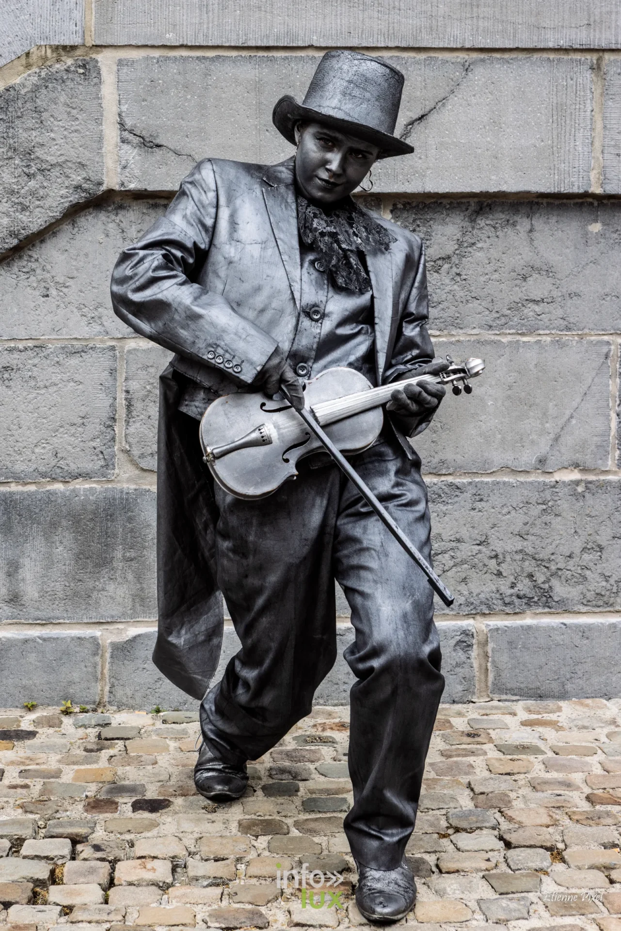 Statue vivante au festival Statues en Marche 2026 a Marche-en-Famenne, photo Etienne Pixel