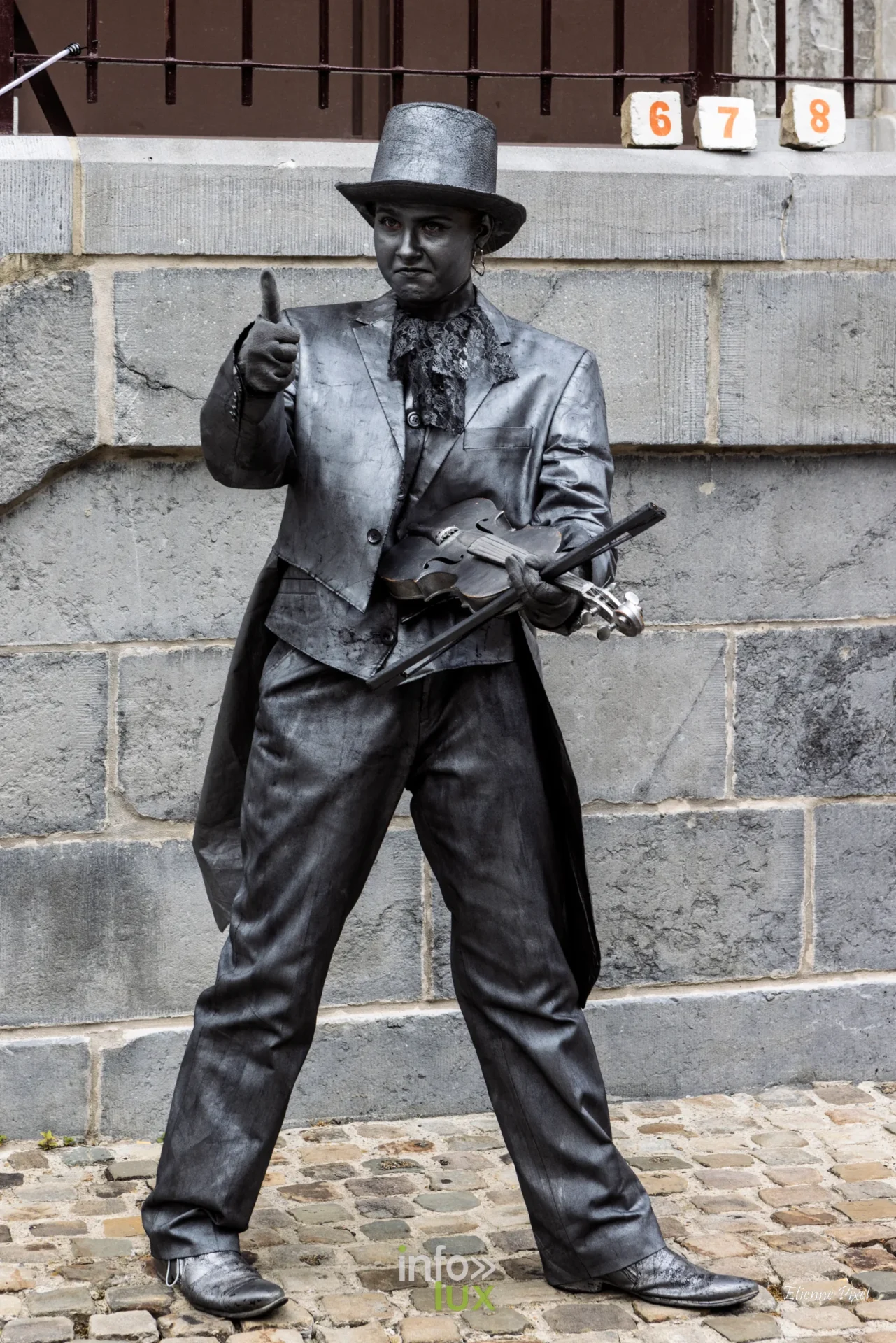 Statue vivante au festival Statues en Marche 2026 a Marche-en-Famenne, photo Etienne Pixel