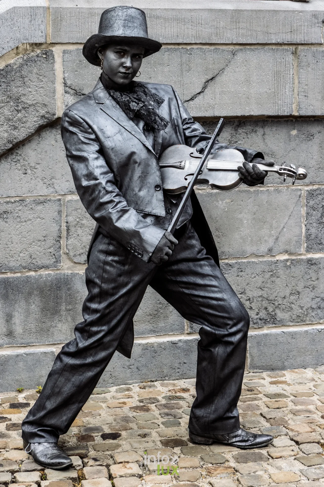 Statue vivante au festival Statues en Marche 2026 a Marche-en-Famenne, photo Etienne Pixel