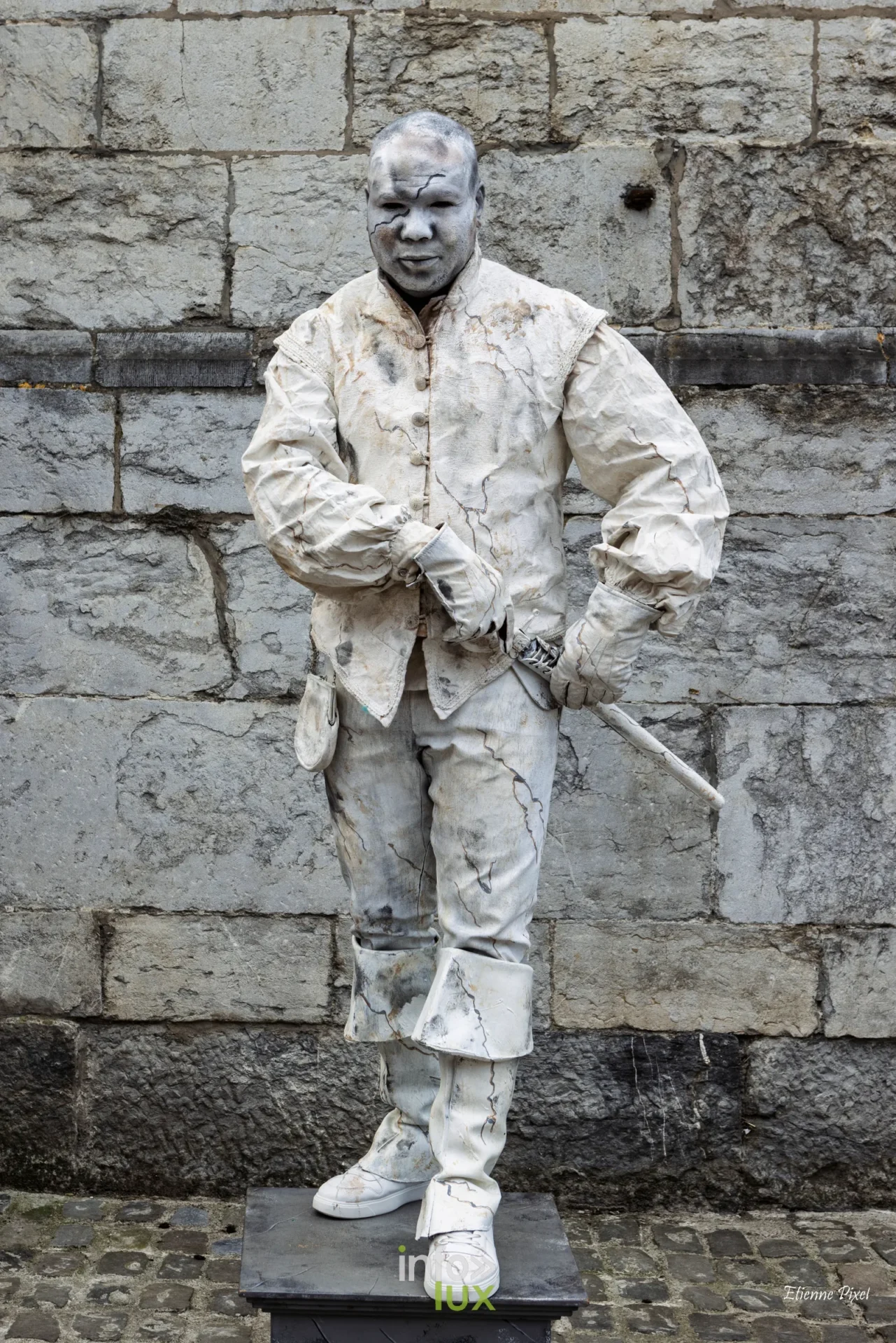 Statue vivante au festival Statues en Marche 2026 a Marche-en-Famenne, photo Etienne Pixel