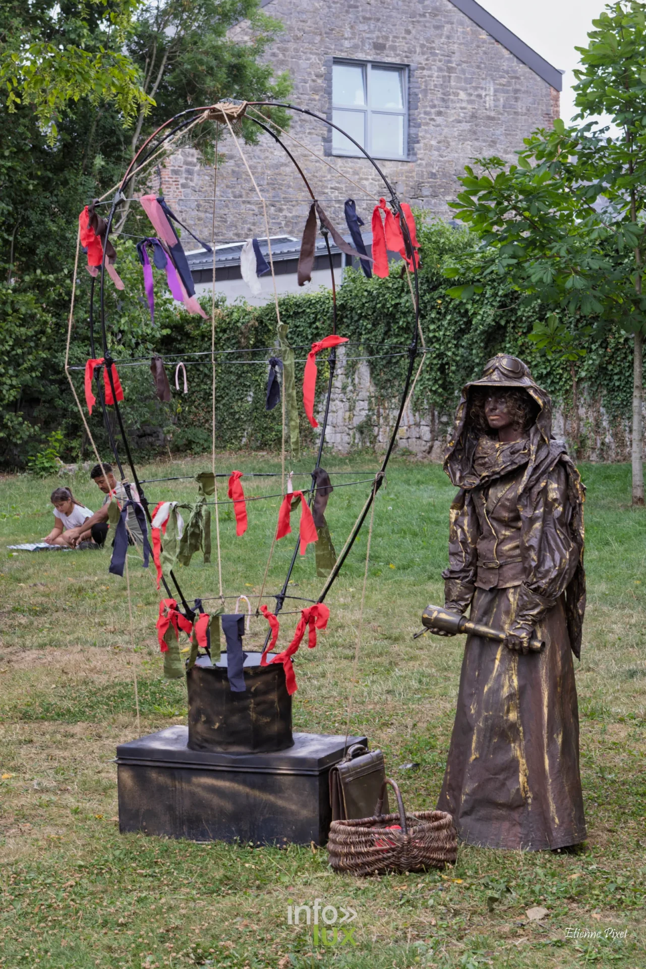 Statue vivante au festival Statues en Marche 2026 a Marche-en-Famenne, photo Etienne Pixel