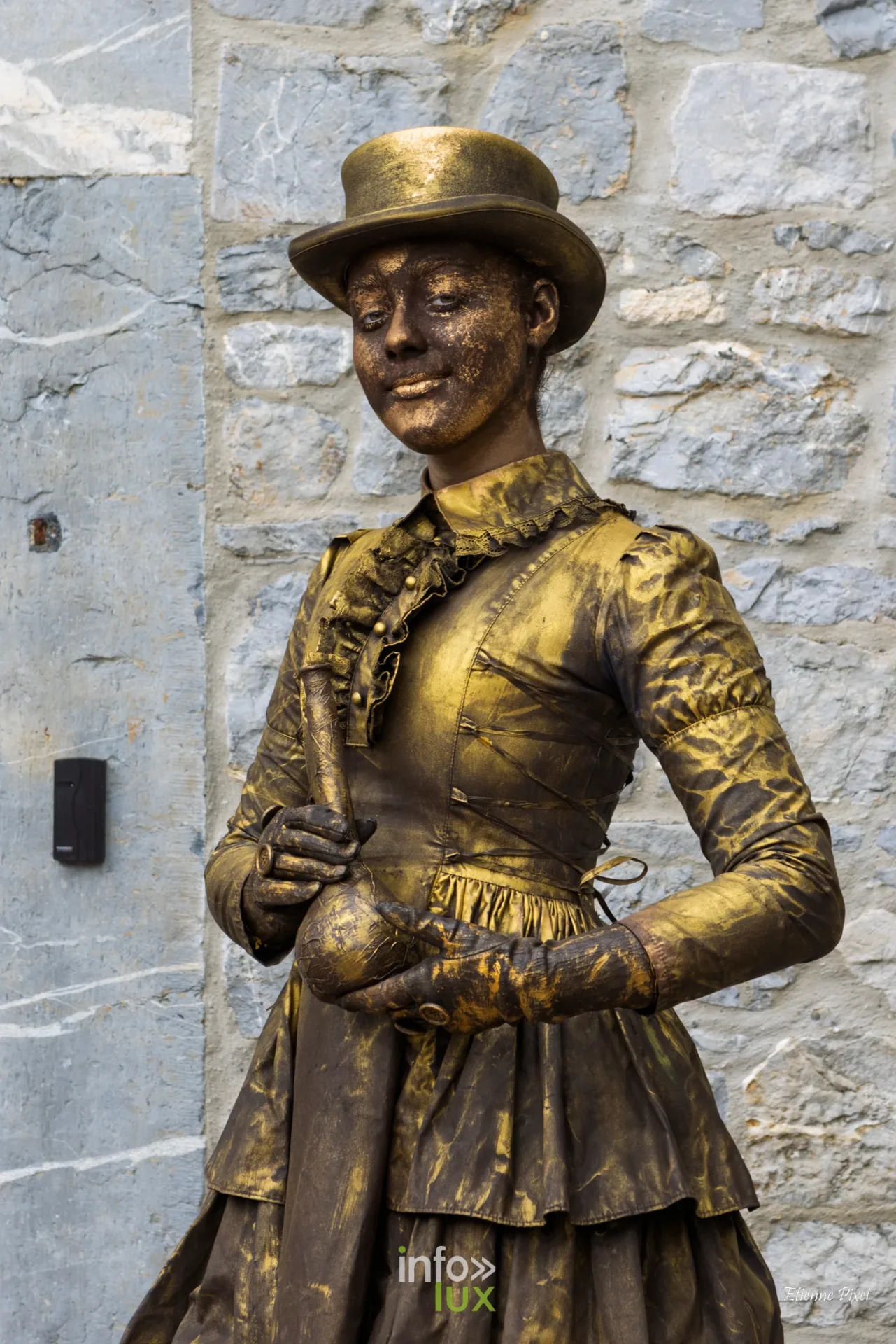Statue vivante au festival Statues en Marche 2026 a Marche-en-Famenne, photo Etienne Pixel