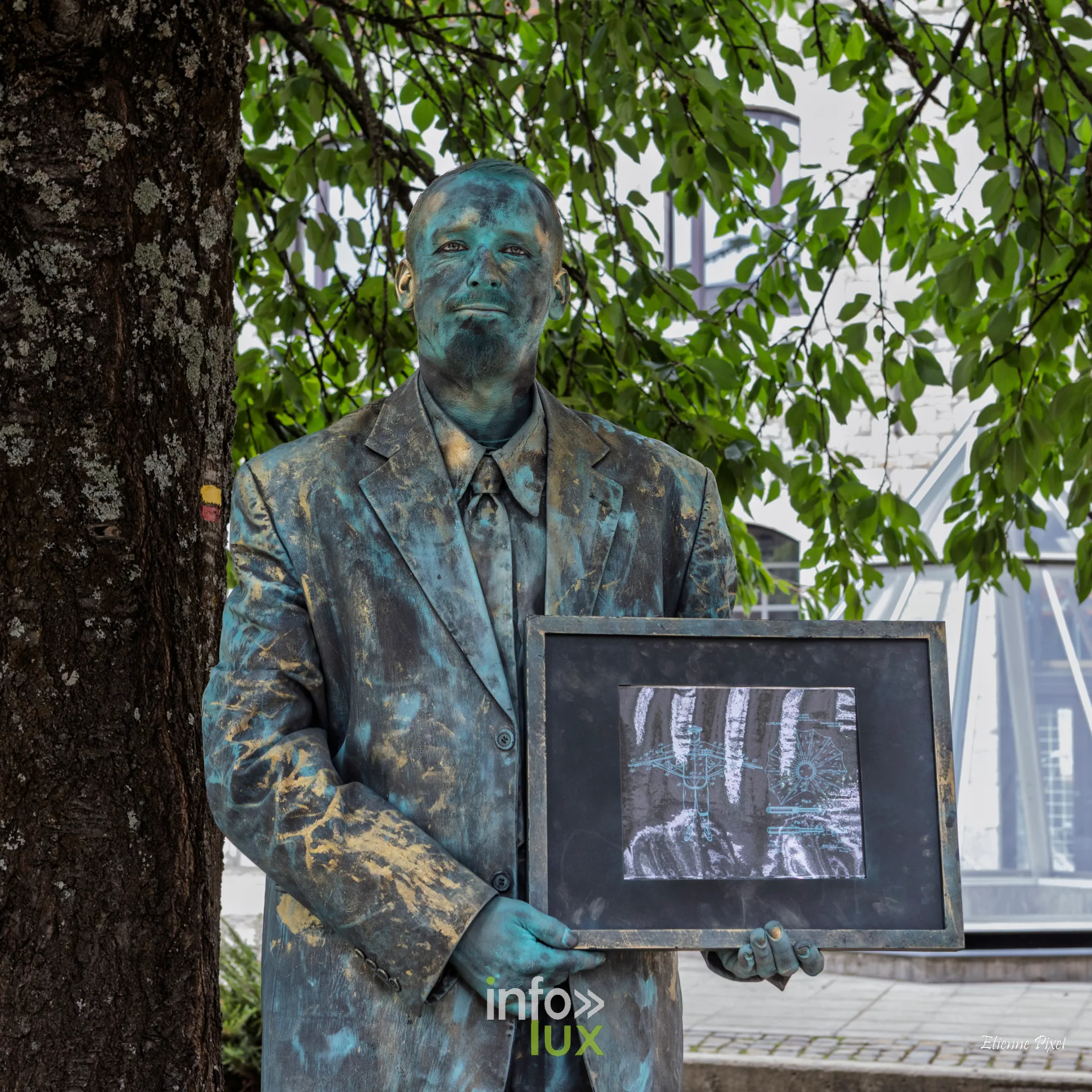 Statue vivante au festival Statues en Marche 2026 a Marche-en-Famenne, photo Etienne Pixel