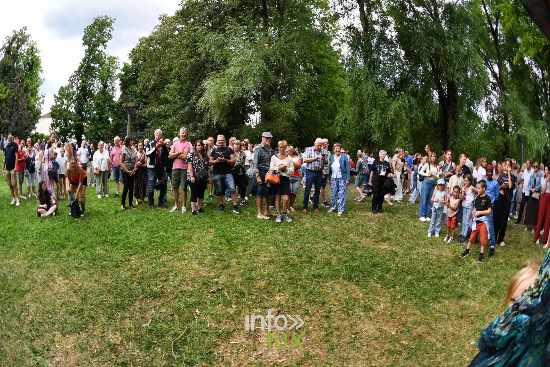 Public nombreux autour des statues vivantes dans un parc de Marche-en-Famenne