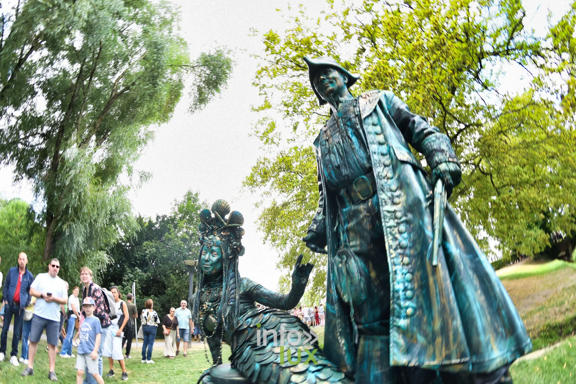 Statue vivante à la patine bronze dans le parc de Marche-en-Famenne