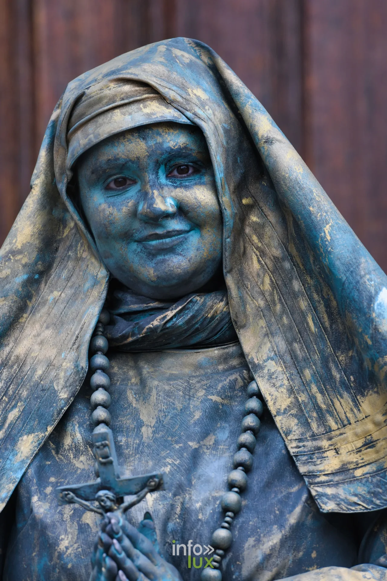 Statue vivante représentant une religieuse en prière, patine bronze, Marche-en-Famenne