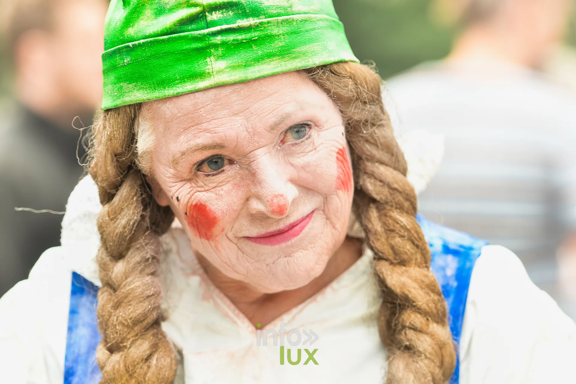 Statue vivante clownesque au bonnet vert et longues tresses, Statues en Marche 2026