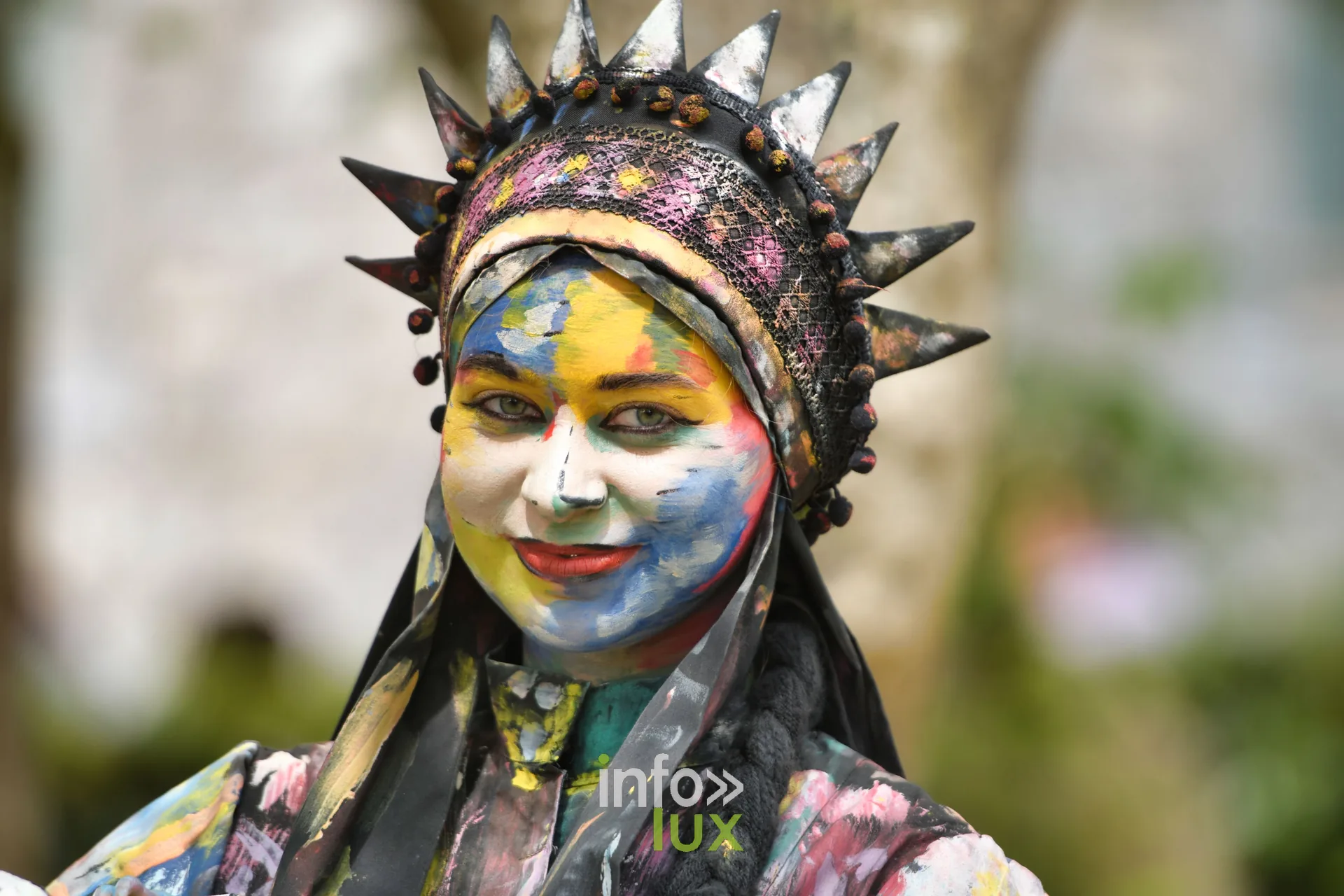Statue vivante à la couronne à pointes et maquillage coloré, Marche-en-Famenne