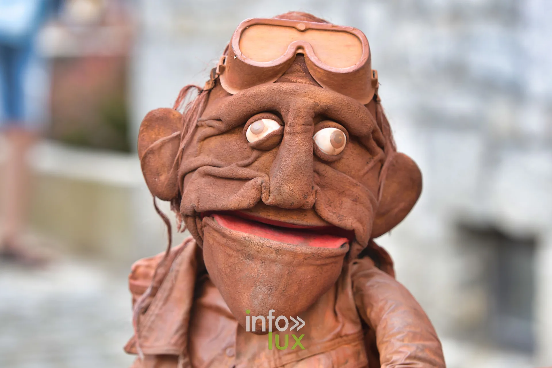 Statue vivante marionnette en terre cuite aux grandes lunettes, Marche-en-Famenne