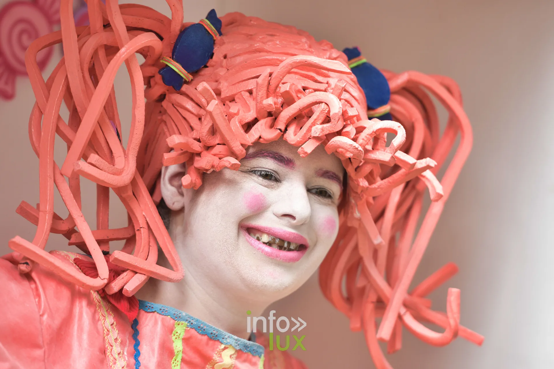 Enfant statue vivante à la perruque de spaghettis rouges, Statues en Marche 2026